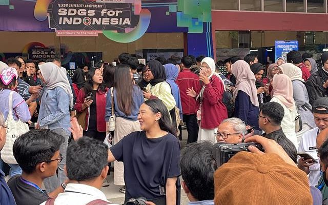 Jadi Pembicara di Tel-U Annyversary, Putri Tanjung Berbagi Kiat Sukses