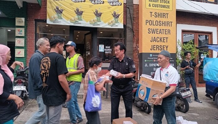 Dua Bos Perusahaan Ini Terjun Langsung Bagikan Takjil PWI