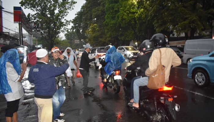 Meski Bandung Diguyur Hujan Deras, Takjil Gratis PWI Jalan Terus