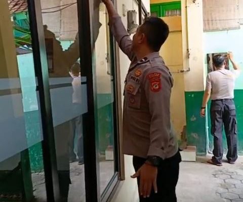 Polsek Cimahi Bersihkan Mesjid Al-Ishlah & Bantu Marbot