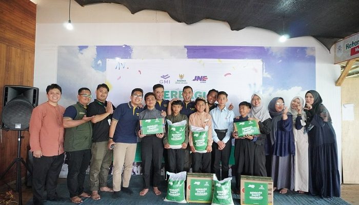 Santri Ponpes Fatih Al-Ayubi pun Tersenyum Terima Bantuan