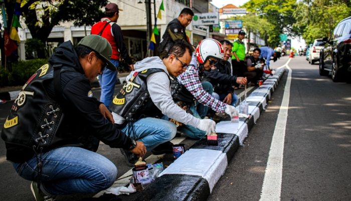 Pengecatan Patung Persib & Trotoar Warnai Royal Enfield One Ride 2025